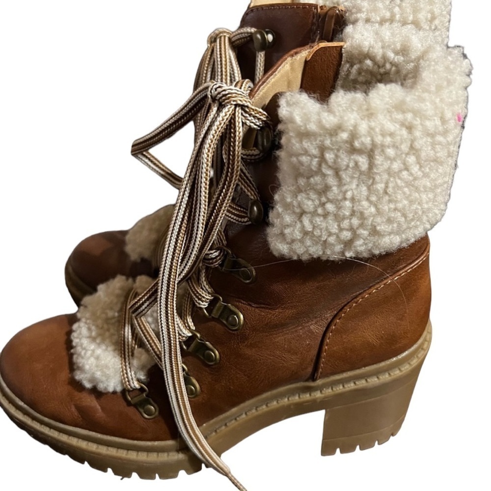 Faux Fur lined Ankle Booties. Women’s size 7. Excellent Condition.​​​​​​